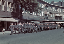 115561 Afbeelding van een groep marcherende Duitse soldaten van de Luftwaffe in de Nachtegaalstraat te Utrecht.